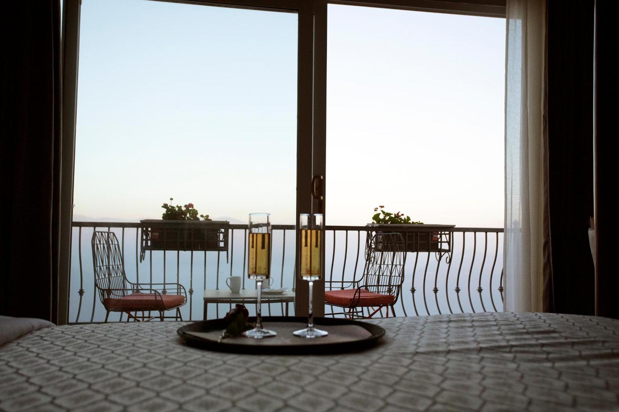 Astra Resort And Caffe Kasauli Exterior photo