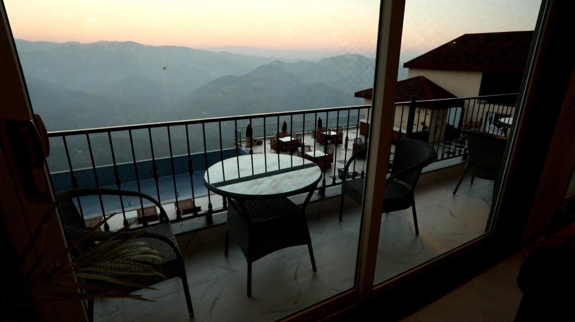 Astra Resort And Caffe Kasauli Exterior photo